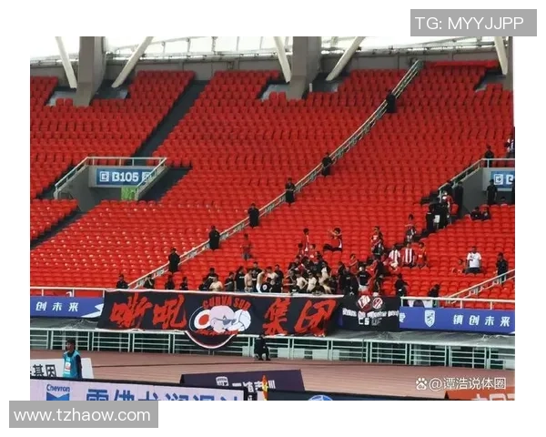 中超激战曼联与巴萨平局点球大战引发全场狂欢